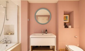 House - Thamesside Living 3 Bedroom Boathouse (London)