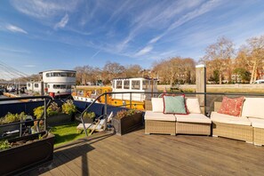 House - Thamesside Living 3 Bedroom Boathouse (London)
