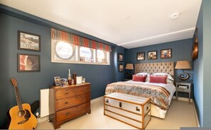 House - Thamesside Living 3 Bedroom Boathouse (London)