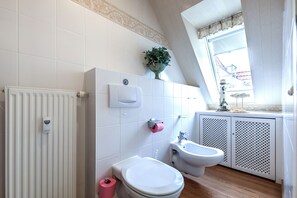 Shower, hair dryer, towels - Apartment Meerblick 17 with Sea View and Private Rooftop Terrace (Binz)