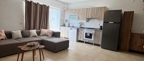 Apartment, 3 Bedrooms, Balcony, City View | Living area