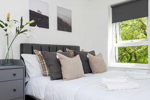 WiFi, bed sheets - Parking |  Near City Centre | Spacious Edinburgh Home (Edinburgh)
