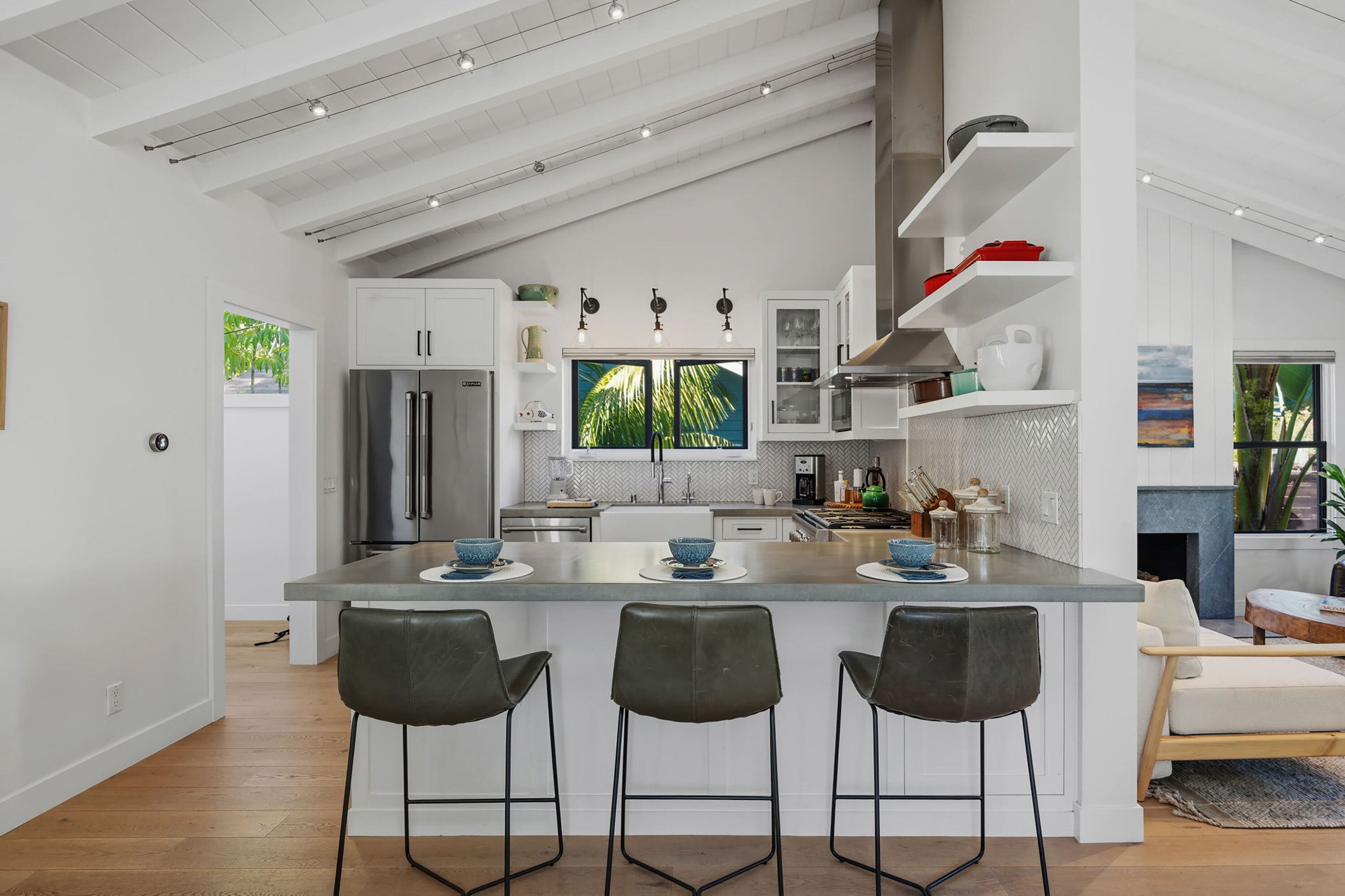 Réfrigérateur, four à micro-ondes, un four, surface de cuisson