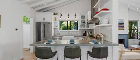 Réfrigérateur, four à micro-ondes, un four, surface de cuisson
