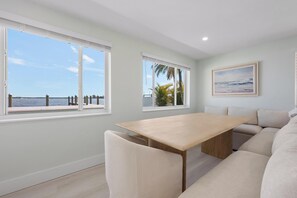 Dining - Manatee Cove -3-bedroom, 2-bathroom bayfront pool villa (Bradenton Beach)