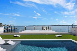 A heated pool - Manatee Cove -3-bedroom, 2-bathroom bayfront pool villa (Bradenton Beach)