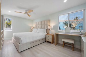 Iron/ironing board, free WiFi, bed sheets - Manatee Cove -3-bedroom, 2-bathroom bayfront pool villa (Bradenton Beach)