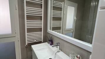 Classic Apartment, 1 Bedroom, Kitchen | Bathroom