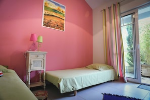 A room with a bed, a nightstand with lamps, a painting, and a window with curtains. - 1 minute from the beach, your dream vacation in the heart of Moulleau with your family. (Arcachon)