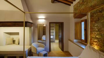 Deluxe Premium | In-room safe, iron/ironing board, free WiFi, bed sheets