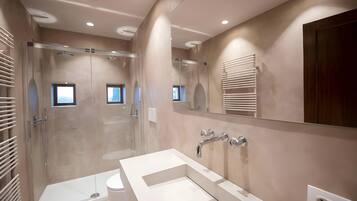 Camera Matrimoniale Deluxe | Bathroom | Hair dryer, slippers, towels, soap