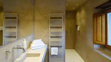 Deluxe Premium | Bagno | Asciugacapelli, pantofole, asciugamani, sapone