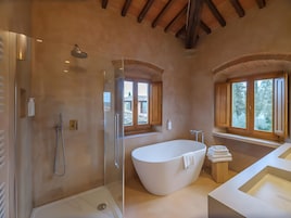 Camera Matrimoniale Deluxe | Bathroom | Hair dryer, slippers, towels, soap
