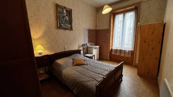 Een strijkplank/strijkijzer, wifi, beddengoed