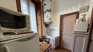 Eine Küche mit Herd, Mikrowelle, Spüle und Kühlschrank.