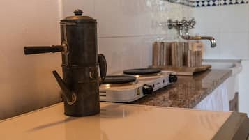 Fridge, oven, stovetop, cookware/dishes/utensils