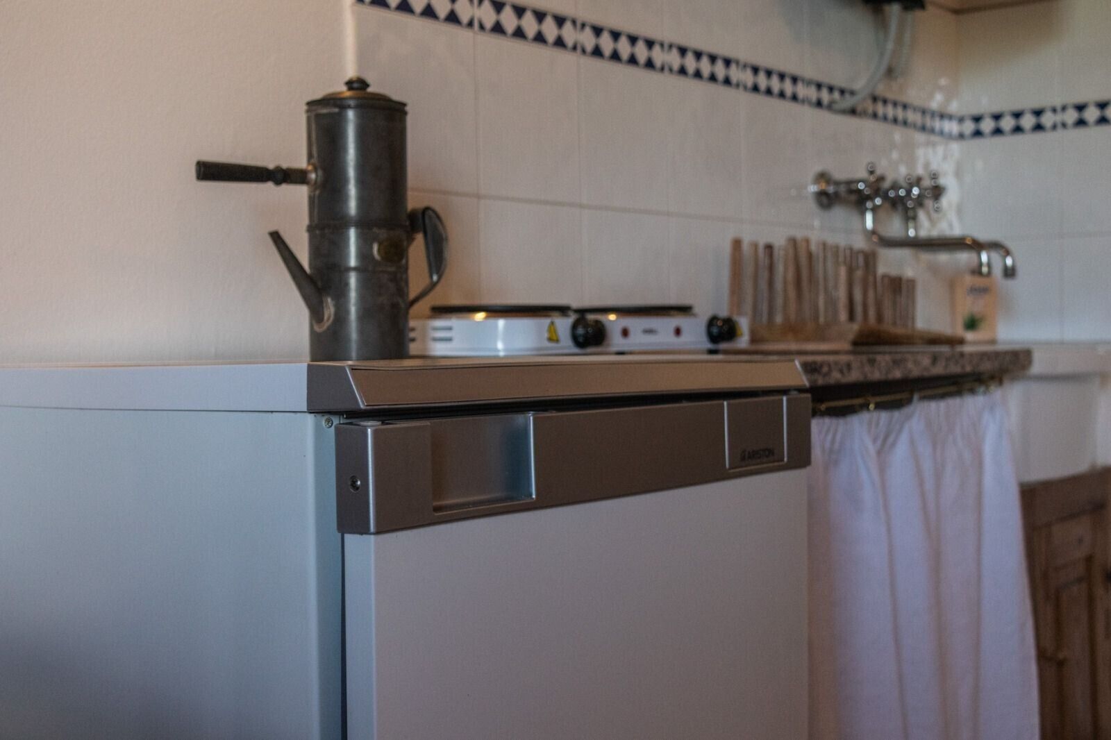 Fridge, oven, stovetop, cookware/dishes/utensils