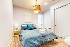 Iron/ironing board, WiFi, bed sheets - Chic condo in heart of East Nashville with W/D & central AC - walk everywhere (Nashville)