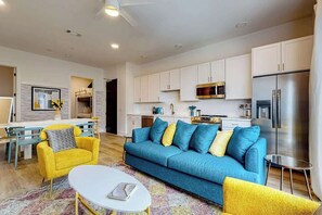 TV, offices - Chic condo in heart of East Nashville with W/D & central AC - walk everywhere (Nashville)