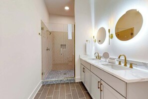 Shower, hair dryer, towels, shampoo - Chic condo in heart of East Nashville with W/D & central AC - walk everywhere (Nashville)