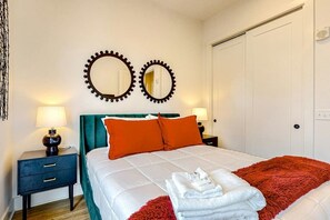 Iron/ironing board, WiFi, bed sheets - Chic condo in heart of East Nashville with W/D & central AC - walk everywhere (Nashville)