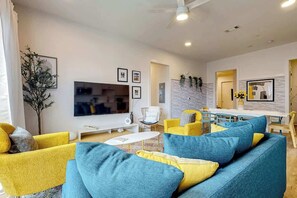TV, offices - Chic condo in heart of East Nashville with W/D & central AC - walk everywhere (Nashville)