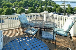 Outdoor dining - Lovely townhome with water-view, balcony, central AC & washer/dryer (Nashville)