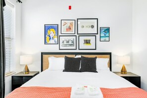 Tabla de planchar con plancha, wifi y ropa de cama 
