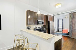 Fridge, microwave, oven, stovetop - Music City Condo Near Broadway, DT Nashville Escape (Nashville)