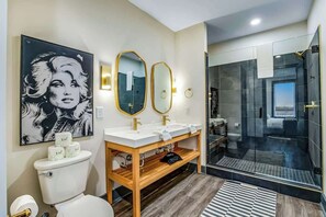 Een douche, een haardroger, handdoeken, shampoo