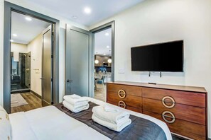 Een strijkplank/strijkijzer, wifi, beddengoed