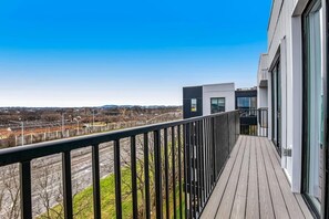 Property grounds - Muse - Stylish & contemporary 5th floor condo in downtown w/WiFi, balcony (Nashville)