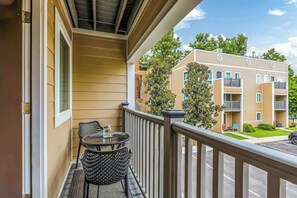 Property grounds - Second-floor condo with partial river view, balcony, & WiFi - great location (Nashville)
