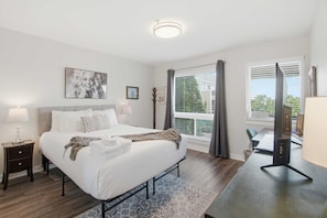 Iron/ironing board, WiFi, bed sheets - 2nd Floor Condo W Partial River View Near Park (Nashville)