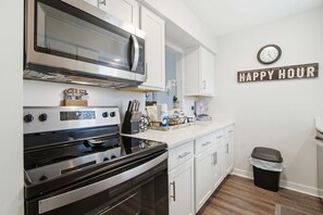Coffee/tea maker, fridge, microwave, oven - 2nd Floor Condo W Partial River View Near Park (Nashville)