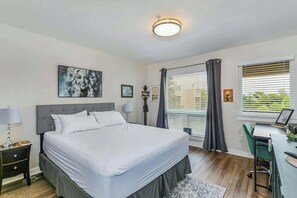 Iron/ironing board, WiFi, bed sheets - Second-floor condo with partial river view, balcony, & WiFi - great location (Nashville)