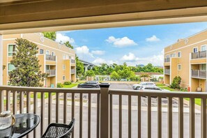 Property grounds - Second-floor condo with partial river view, balcony, & WiFi - great location (Nashville)