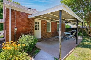 Outdoor dining - Adorable home near downtown with grill, furnished patio, yard & free WiFi (Nashville)