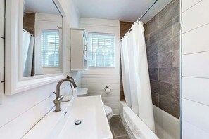 Shower, hair dryer, towels - Adorable home near downtown with grill, furnished patio, yard & free WiFi (Nashville)