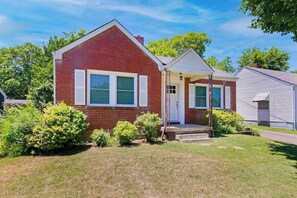 Exterior - Adorable home near downtown with grill, furnished patio, yard & free WiFi (Nashville)