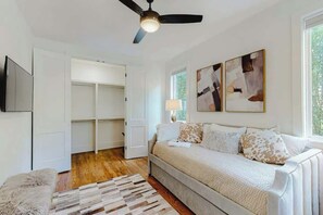 Iron/ironing board, WiFi, bed sheets - Stunning new w/skyline views, rooftop deck, firepit, game room, shuffleboard, AC (Nashville)