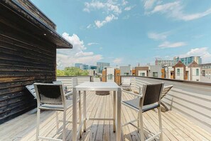 Outdoor dining - Stunning new w/skyline views, rooftop deck, firepit, game room, shuffleboard, AC (Nashville)