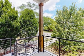 Property grounds - Stunning new w/skyline views, rooftop deck, firepit, game room, shuffleboard, AC (Nashville)