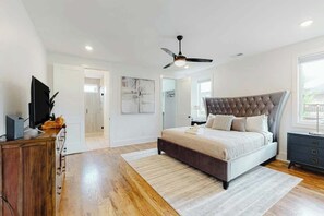 Iron/ironing board, WiFi, bed sheets - Stunning new w/skyline views, rooftop deck, firepit, game room, shuffleboard, AC (Nashville)