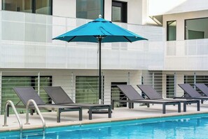 Pool - Modern end-unit condo with balcony, AC, washer/dryer & seasonal pool (Nashville)