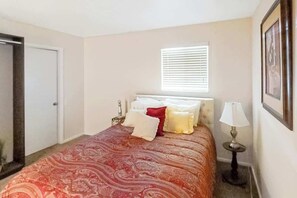 Iron/ironing board, WiFi, bed sheets - Third-floor riverfront condo with shared pool, fast WiFi, balcony, & central AC (Nashville)