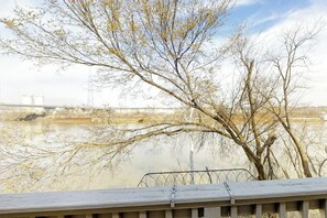 Property grounds - Third-floor riverfront condo with shared pool, fast WiFi, balcony, & central AC (Nashville)