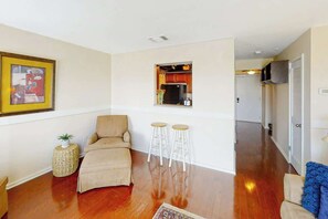 TV, offices - Third-floor riverfront condo with shared pool, fast WiFi, balcony, & central AC (Nashville)