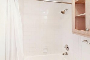 Shower, hair dryer, towels, shampoo - Third-floor riverfront condo with shared pool, fast WiFi, balcony, & central AC (Nashville)