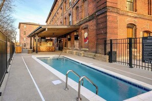 Pool - Immaculate condo with patio, access to pool & outdoor lounge - near downtown (Nashville)